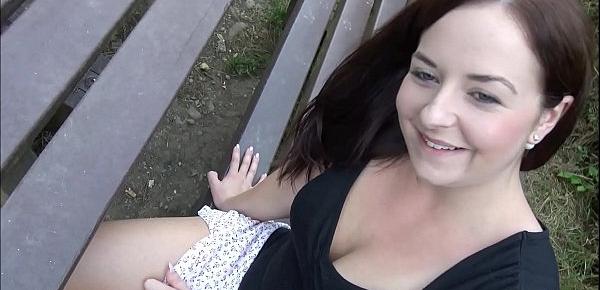  18 Jahre alte Emma beim fummeln erwischt und im Park gefickt